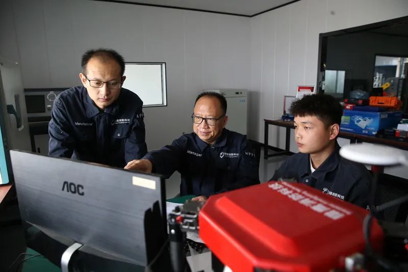 《河南日報》報道獵鷹消防：乘八方支援之力 翱翔創新發展之巔